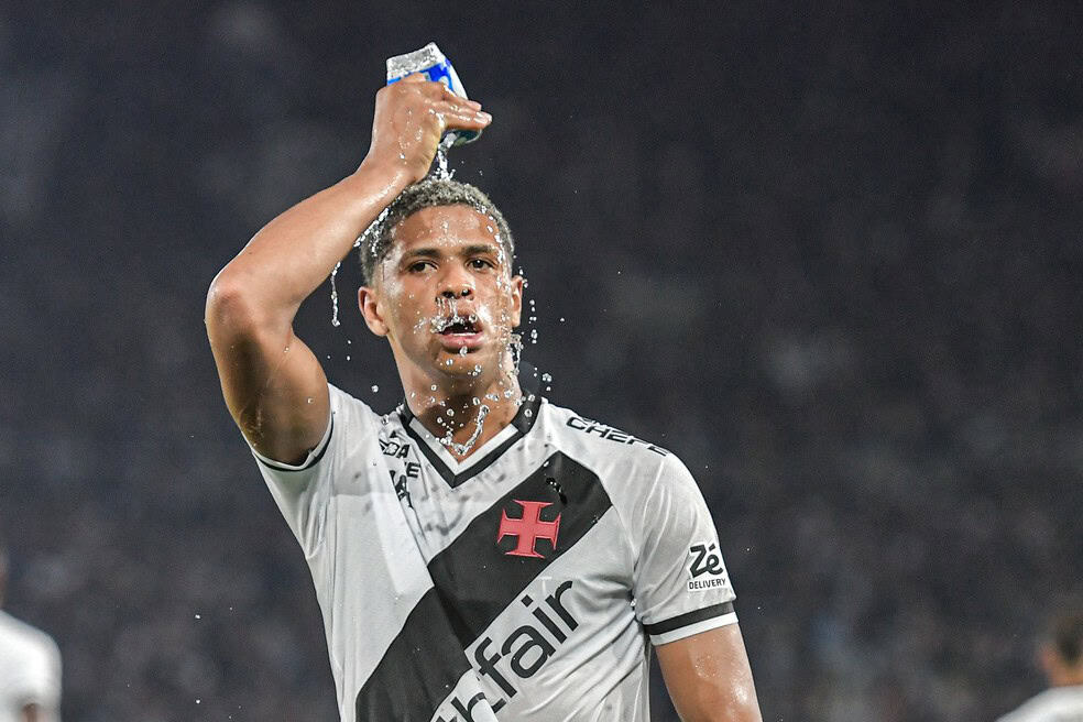 Lavador de cabeça do jogador se destacando na imagem.