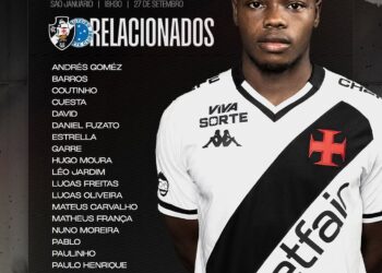 Jovem jogador com uniforme do Vasco, lista de nomes ao lado.