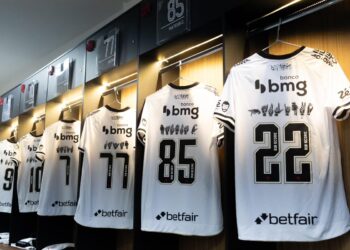 Uniformes de futebol do Vasco da Gama pendurados no armário.