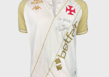 Camisa do Vasco com assinatura à vista.