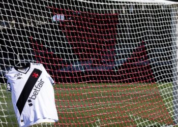 Fila 1: Portão de gol com rede branca e vermelha.