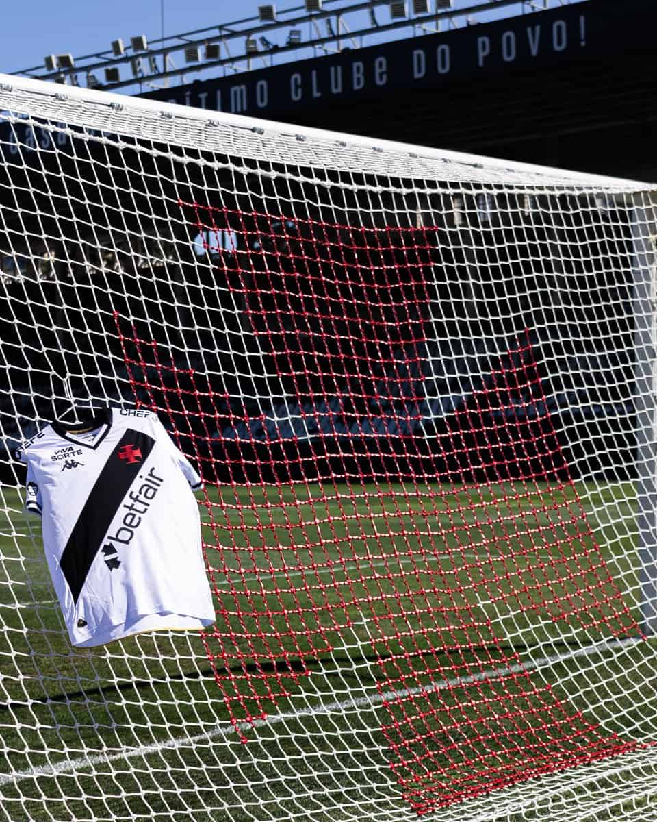 Fila 1: Portão de gol com rede branca e vermelha.