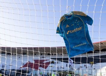 Vasco da Gama camisa pendurada na rede do estádio.