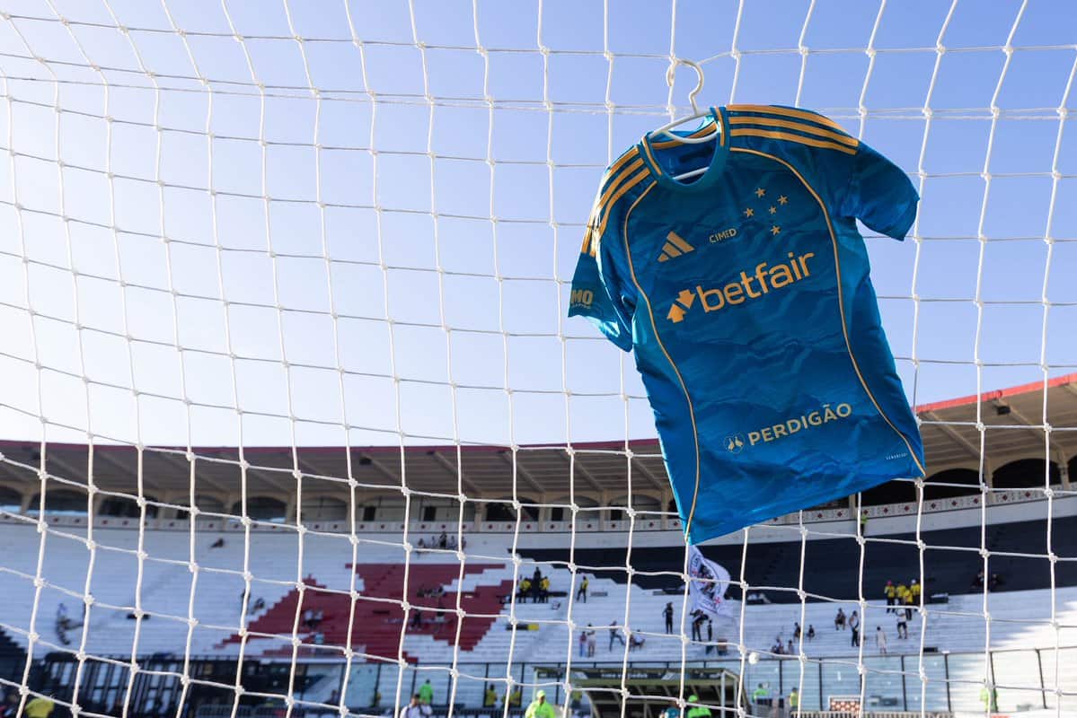 Vasco da Gama camisa pendurada na rede do estádio.