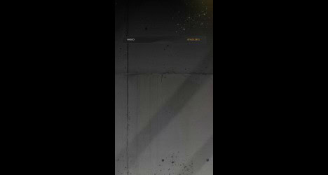 Vasco destaque na parede preta.