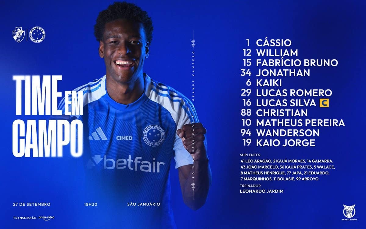 Jogador do Cruzeiro exibindo uniforme azul com logo.