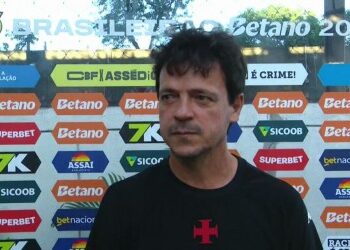 Jogador do Vasco em entrevista outdoor.
