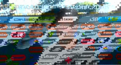 Jogador do Vasco em entrevista outdoor.