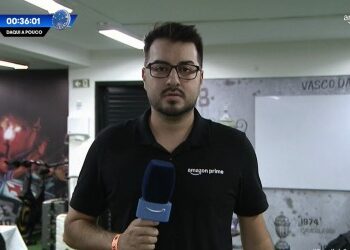 Homem segurando microfone com logo Amazon Prime.