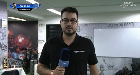 Homem segurando microfone com logo Amazon Prime.