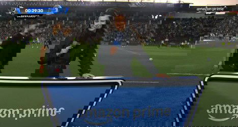 Repórter com microfone no estádio.