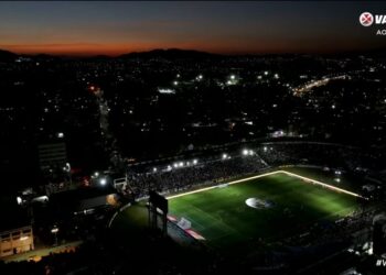 Vasco da Gama iluminado ao entardecer na cidade.