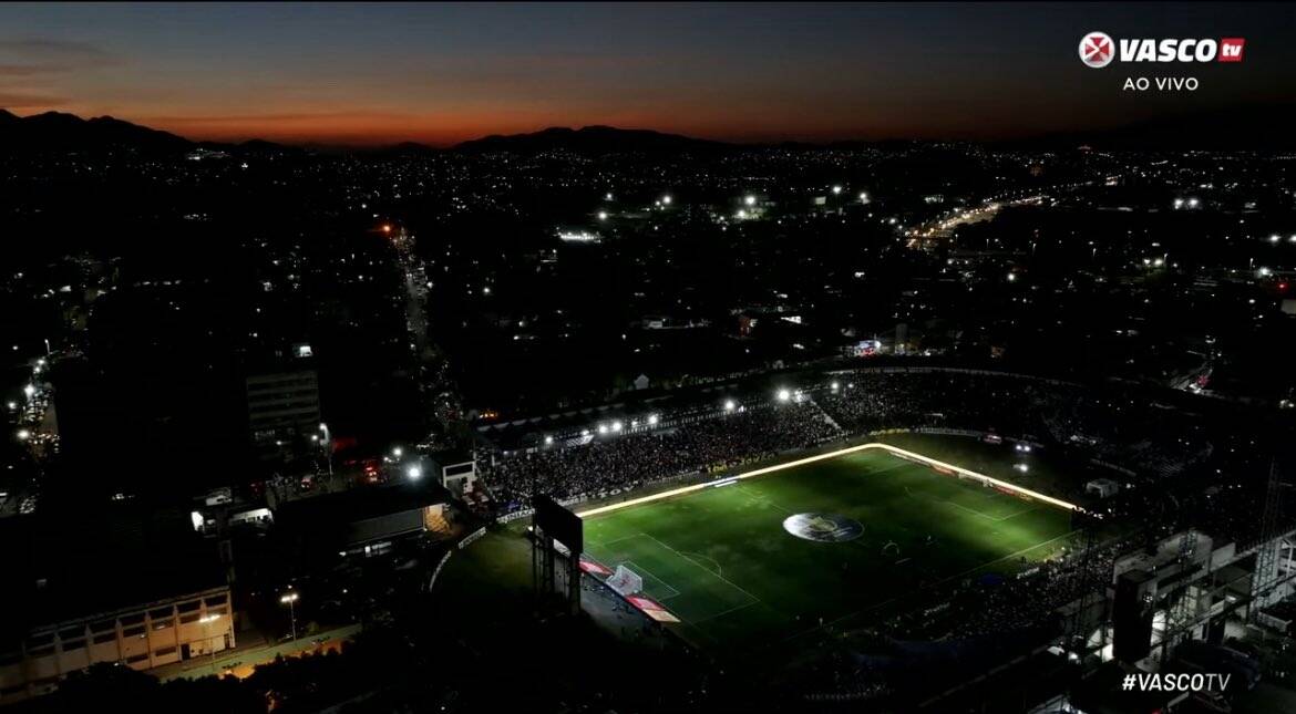Vasco da Gama iluminado ao entardecer na cidade.