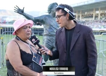 Mulher torcedora do Vasco sendo entrevistada.