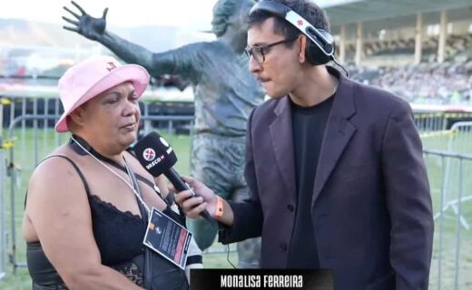 Mulher torcedora do Vasco sendo entrevistada.