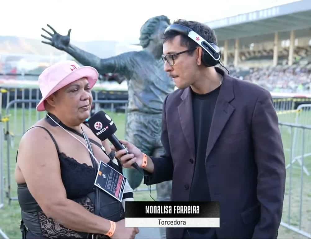 Mulher torcedora do Vasco sendo entrevistada.