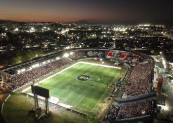 Vasco da Gama Stadium lotado ao anoitecer com torcedores.