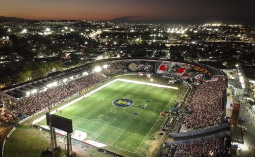 Vasco da Gama Stadium lotado ao anoitecer com torcedores.