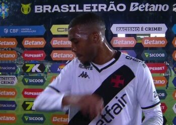 Jogador do Vasco atualizando a camisa 10.