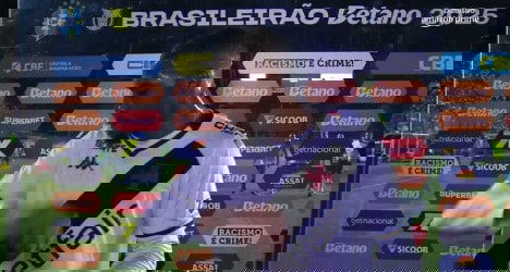 Jogador do Vasco atualizando a camisa 10.