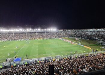 Vasco da Gama no jogo no estádio São Januário, torcida lotando os arquibancadas.