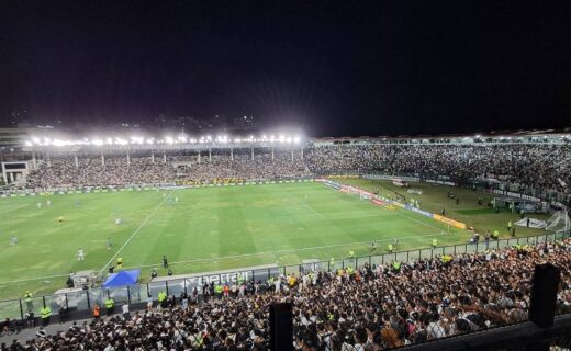 Vasco da Gama no jogo no estádio São Januário, torcida lotando os arquibancadas.