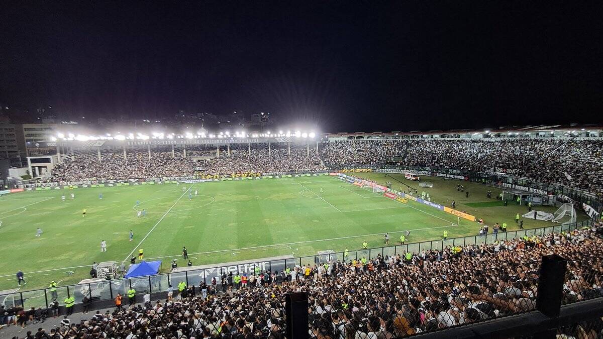 Vasco da Gama no jogo no estádio São Januário, torcida lotando os arquibancadas.