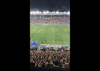Vista geral de estádio lotado no jogo do Vasco.