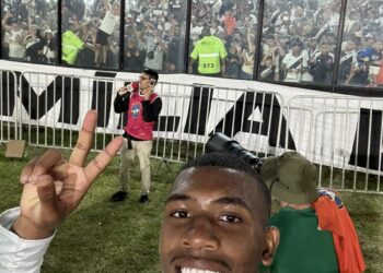 Vasco futebol torcida comemorando vitória.