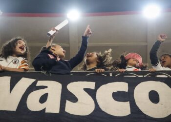 Crianças torcendo no estádio Vasco da Gama.