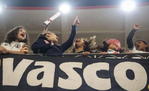 Crianças torcendo no estádio Vasco da Gama.