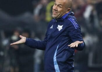 Desempenho do técnico do Vasco mostrando surpresa em campo.