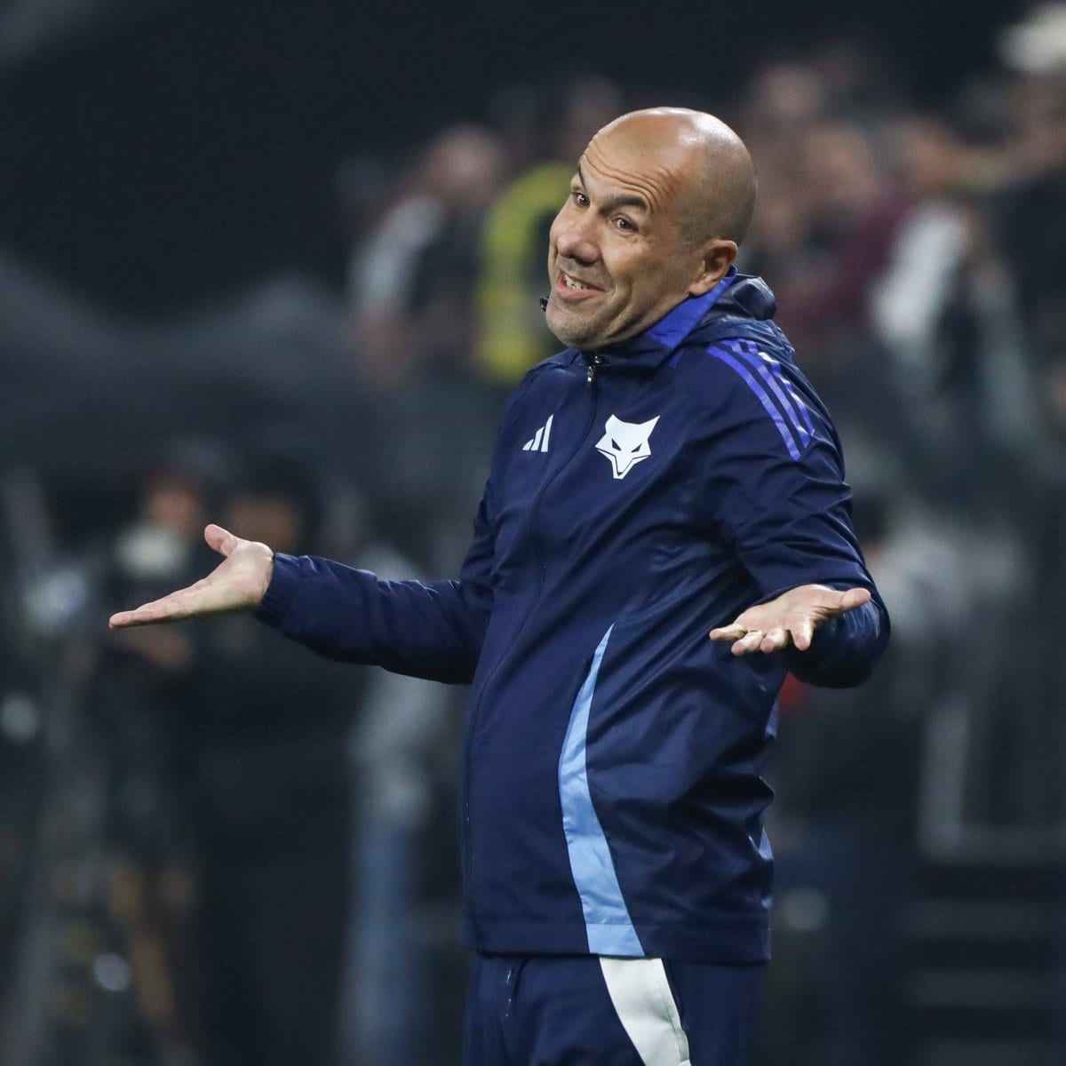 Desempenho do técnico do Vasco mostrando surpresa em campo.