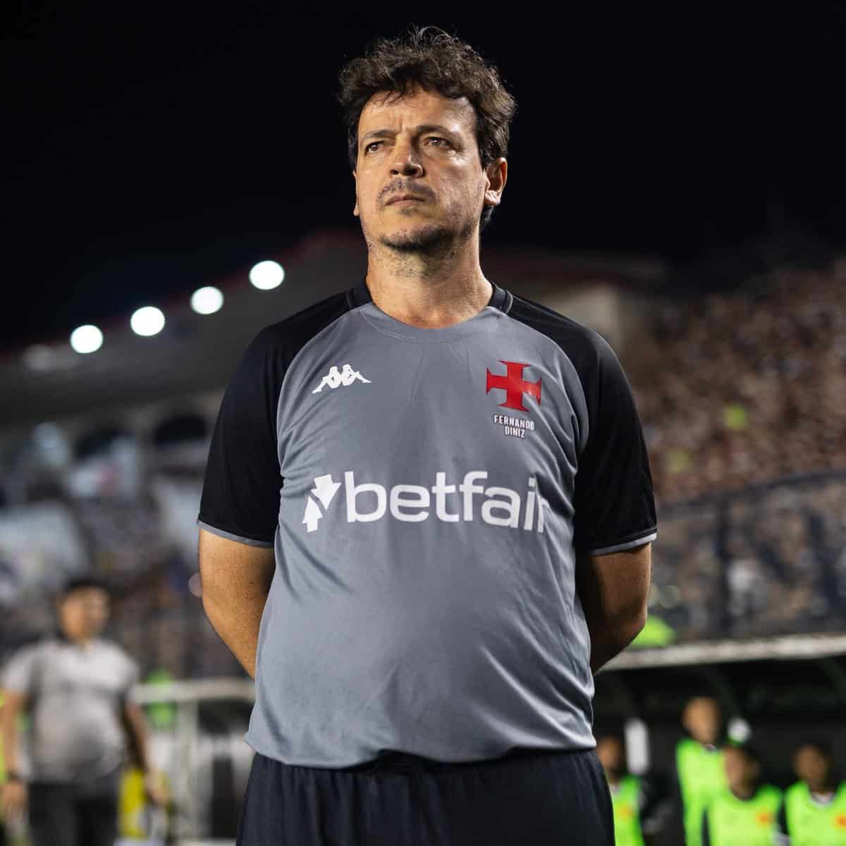 Fernandinho vestindo uniforme do Vasco na torcida.