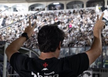 Vasco da Gama comemorando torcida no estádio.