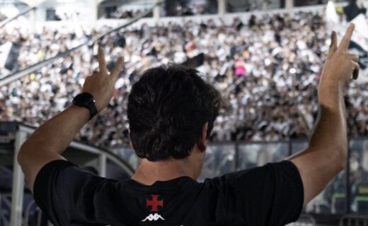 Vasco da Gama comemorando torcida no estádio.