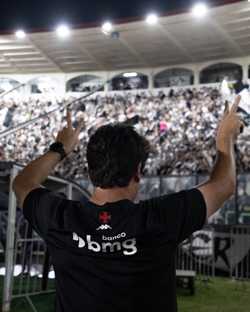 Vasco da Gama comemorando torcida no estádio.