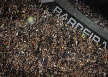 Arquivo: torcedores do Vasco em jogo na arquibancada.