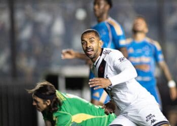 Vasco ganha pênalti contra o Botafogo no Campeonato Carioca.