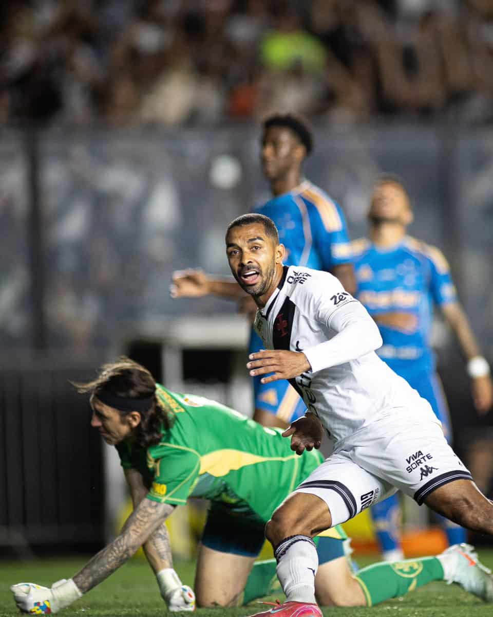 Vasco ganha pênalti contra o Botafogo no Campeonato Carioca.