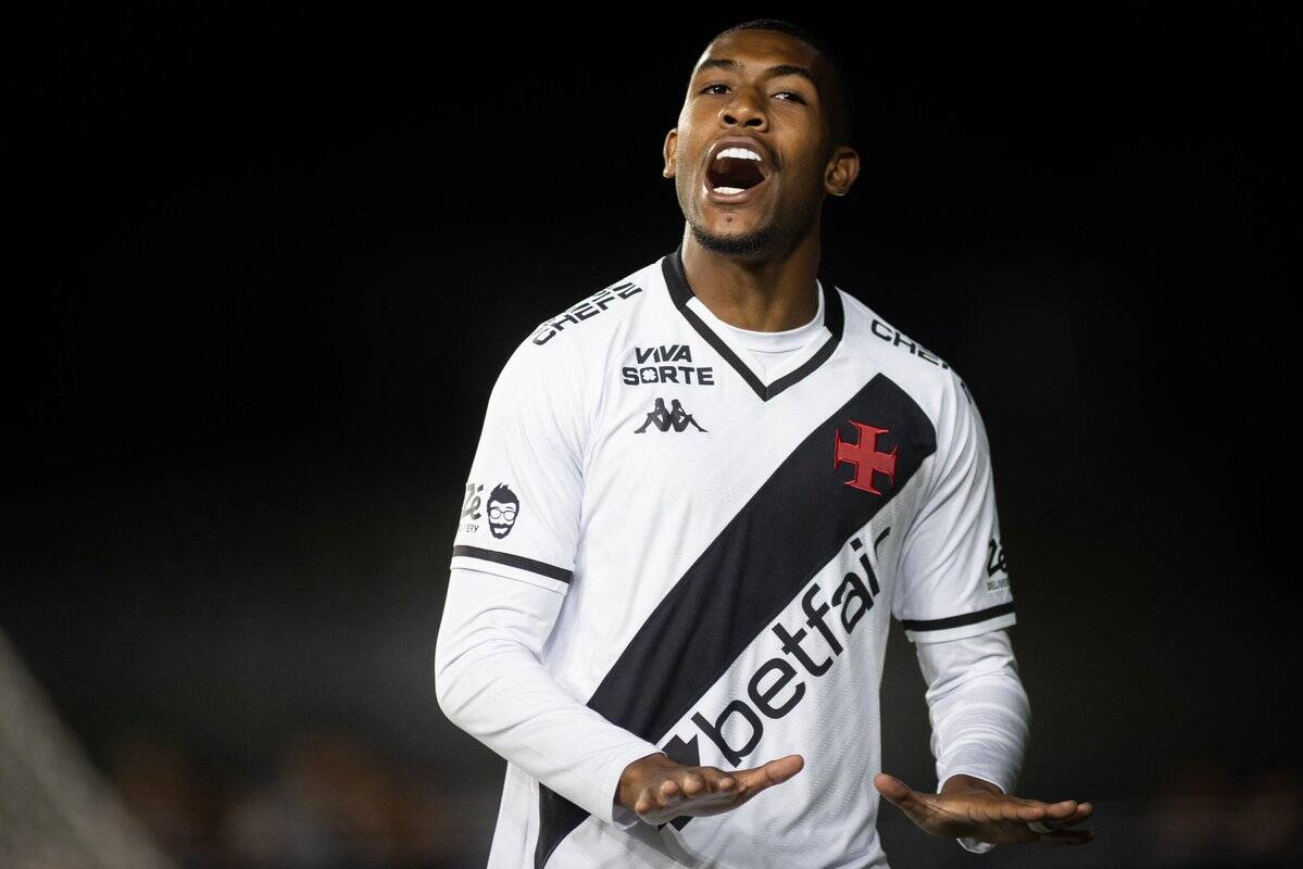 Jogador Vasco comemorando gol em campo.