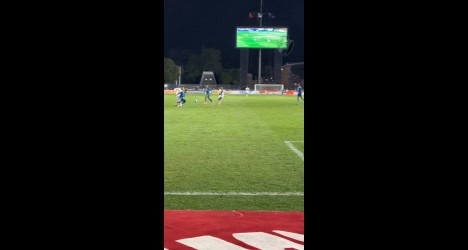 Jogadores em campo durante jogo do Vasco.