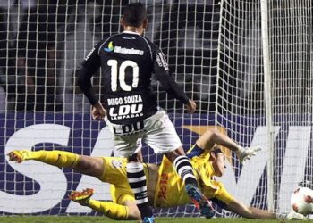 - Alt text: Jogador do Vasco cobrando penalidade, goleiro caído no chão.