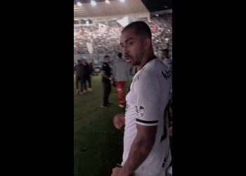 Atleta do Vasco comemorando no estádio.