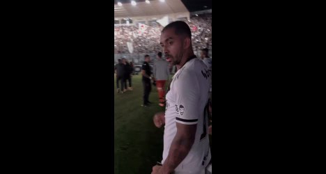 Atleta do Vasco comemorando no estádio.