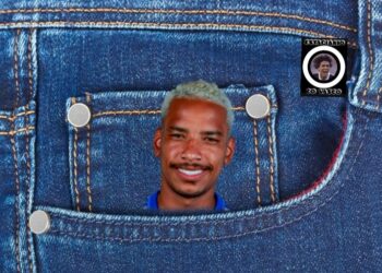 A imagem mostra uma pessoa sorrindo dentro de um bolso de jeans azul.