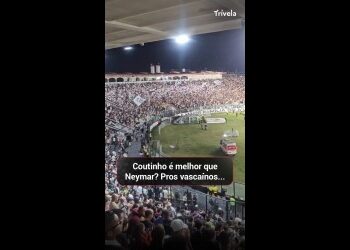 Timão e Vasco jogando no estádio.