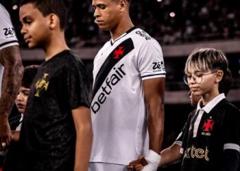 FileName: jogador-vasco-vestido-ao-lado-de-crianças.jpg.