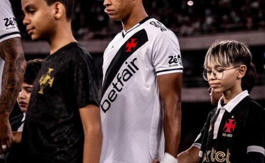 FileName: jogador-vasco-vestido-ao-lado-de-crianças.jpg.