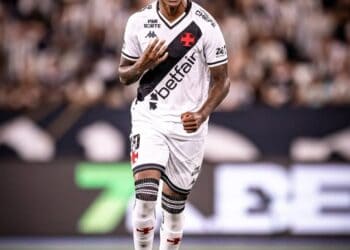 Jogador do Vasco comemorando gol com expressão de intensidade.